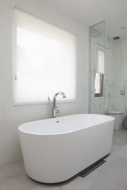 Baño moderno con bañera exenta blanca y grifería de suelo — proyecto CASA OrAz, por Alfredo Orfila arquitectura, en San Isidro