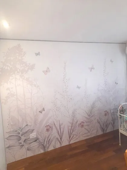 Dormitorio con papel mural botánico y cuna blanca — proyecto Mural mariposas, por Picma Empapelados, Murales, Esmerilados, Prints ,Papeles, en Canning