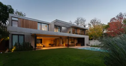 Casa moderna con fachada de hormigón y detalles de madera — proyecto CASA BPO, por radovic_arquitecto, en San Isidro