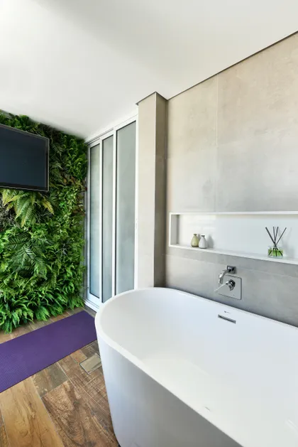 Baño moderno con pared verde y bañera exenta — proyecto Residencial, por Sidneydollfotografo