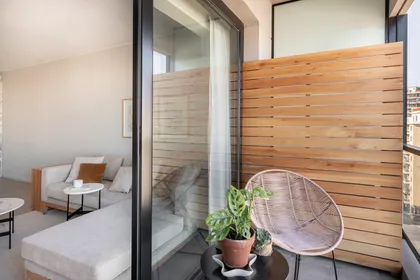 Balcón moderno con pantalla de listones de madera y vistas — proyecto Mendez de Andes, por Estudio Basa, en Buenos Aires