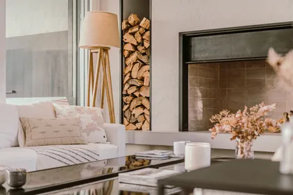 Living moderno con chimenea y grandes ventanales — proyecto Casa La Horqueta, por LSA. , en San Isidro