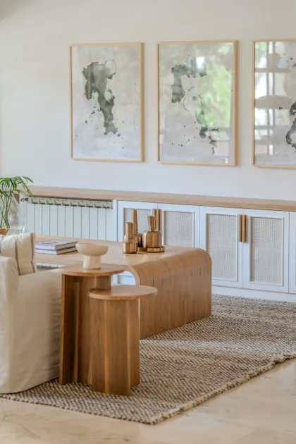 Living moderno con mesa de centro curva y arte abstracto — proyecto Proyecto Belgrano II, por Blue Rabbit Design, en Belgrano
