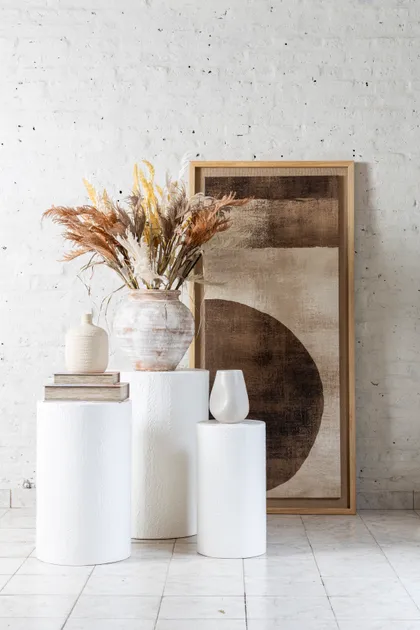 Bodegón con decoración bohemia y arte abstracto en interior — proyecto Styling para DALA deco, por El Marques deco y ambientaciones, en B1648 Tigre