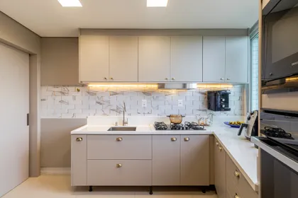 Cocina minimalista con isla central y mesada de mármol blanco — proyecto Apartamento JK, por Katarina Morais Arquitetura, en Manaos