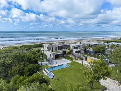 casa moderna minimalista con piscina infinita frente al mar — proyecto CASA sobre el MAR, por Guerrero Arquitectos, en Pinamar