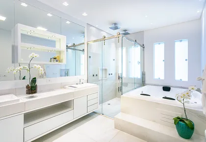 Baño moderno de lujo con bañera exenta y acabados de mármol — proyecto Arquitetura e Interiores, por Damaris Mol
