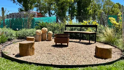 patio rústico con banco, fogonero y vegetación — proyecto Proyecto Santa Elena, por Celina Sammartino Paisajismo, en Pilar