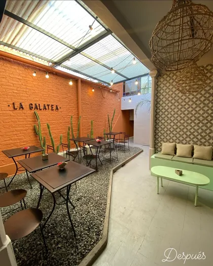 Patio de restaurante con pared de ladrillo naranja y techo de vidrio — proyecto Remodelacion Local Comercial Bar, por Casa Colonial Estudio , en Córdoba