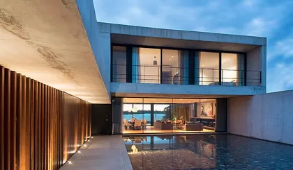 Residencia moderna de lujo junto al agua con piscina reflectante — proyecto Casa Lefebvre, por Estudio Ramos