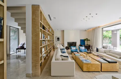 Living moderno con biblioteca imponente y hogar lineal — proyecto Casa H, por Estudio Dado, en Belgrano