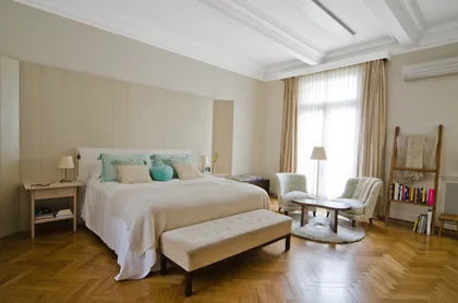 Dormitorio moderno con paneles de pared texturizados y techo decorativo — proyecto Dpto LH, por Estudio Dado, en Recoleta