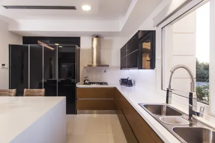 Cocina moderna con muebles negros y madera, encimera de mármol — proyecto París en Buenos Aires , por Apaarquitectura, en Nordelta
