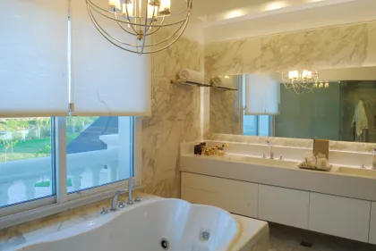 Baño moderno con jacuzzi, mármol y amplias ventanas — proyecto Chateau al Río, por Apaarquitectura, en Tigre