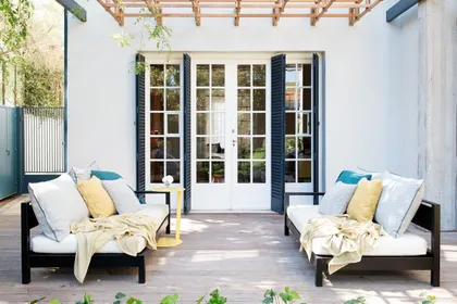 Patio moderno con pérgola, sofás beige y deck de madera — proyecto BA 5 2017, por Mesopotamia Ba, en CABA