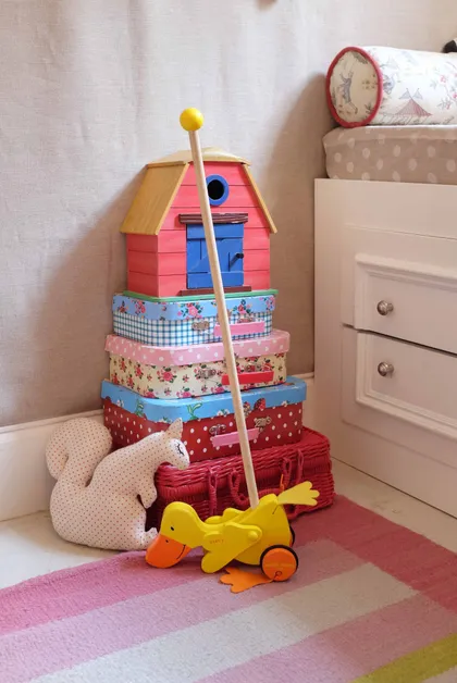 Dormitorio infantil con casita, juguetes y alfombra rosa a rayas — proyecto Dpto Santa Fe, Recoleta, por Marconi Silva Arquitectos, en Recoleta