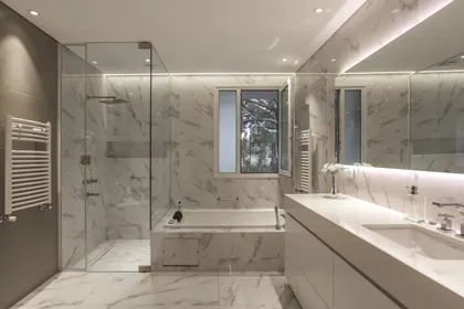 Baño moderno con bañera exenta y revestimiento de mármol — proyecto CASA M321, por Lucila Ciocchini Arquitectura 