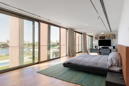 dormitorio moderno con vista al mar y mucha luz natural — proyecto Propiedad en Nordelta, por MARCO GUOLI PHOTO, en Nordelta