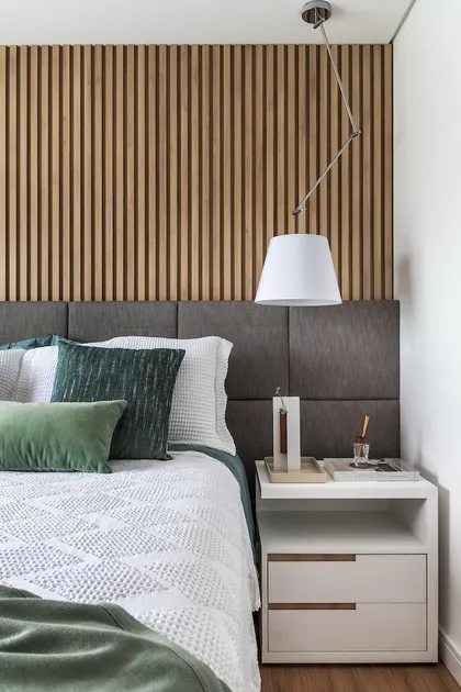 Dormitorio moderno con pared de listones de madera y cabecero tapizado gris — proyecto Apartamento MV, por GabrielaCasagrande Arquitetura