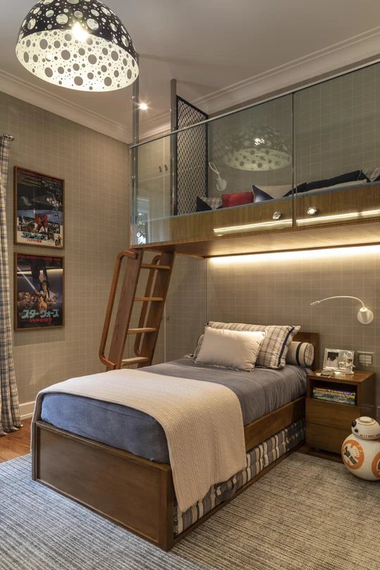 Dormitorio moderno con cama y vestidor integrado bajo loft — proyecto Projeto MT, por Marta Calasans