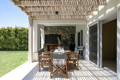 Galería contemporánea con pergola, muebles de madera y vistas al jardín — proyecto ATELIER DOUCET, por uchimayfotos