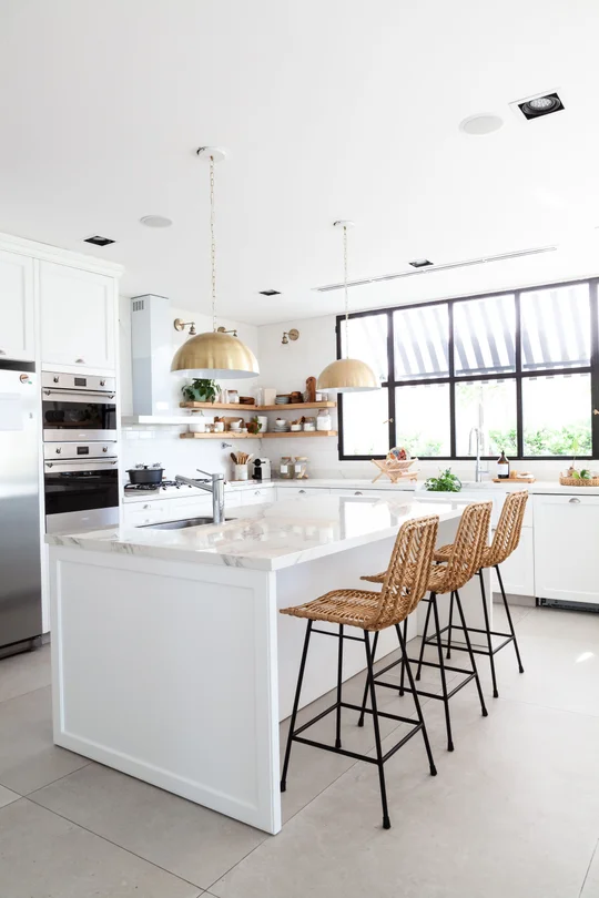 Cocina moderna estilo mediterráneo con isla de mármol y taburetes de mimbre — proyecto Cocinas, por FV