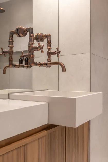 Baño moderno con grifería industrial de cobre y lavabo rectangular — proyecto LIBERTADOR DANDY, por AB ARQUITECTURA, en Recoleta