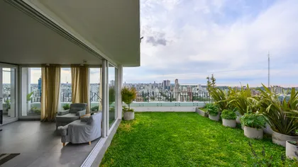 Terraza de departamento con vista urbana y jardín — proyecto ECHEVERRÍA, por Siuk Studio, en CABA