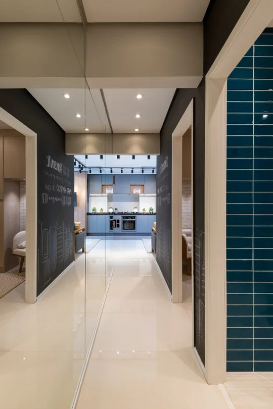 Pasillo moderno con doble altura, piso blanco y cocina al fondo — proyecto Brick 1, por Pricila Dalzochio