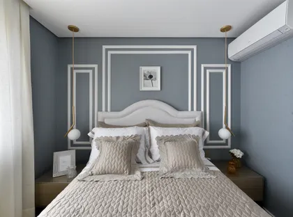 Dormitorio gris y blanco con cabecera geométrica y detalles en bronce — proyecto Apartamento DE, por Giovana Ciacco, en Guarulhos