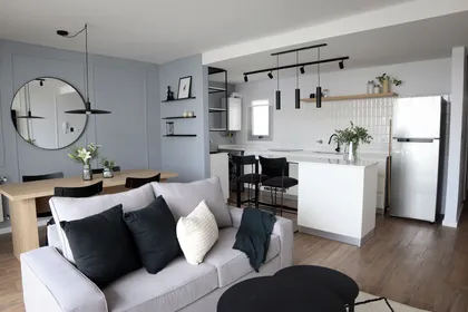 Living comedor moderno estilo escandinavo con isla de cocina — proyecto Departamento Airbnb, por Jeitinho Estudió Creativo, en La Plata