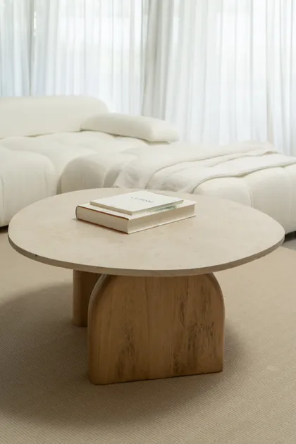 Living moderno con sofá curvo blanco y mesa de centro de madera — proyecto PROYECTO NAUDIR, por July Acosta Home, en Belén de Escobar