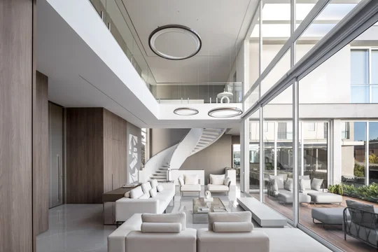 Living moderno con escalera flotante y ventanales amplios — proyecto CASA AG, por ARQUITETARE POR ELAINE ZANON & CLAUDIA MACHADO, en Curitiba