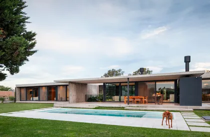 Casa moderna con piscina y grandes ventanales en entorno rural — proyecto Casa GUGA, por V2 Arquitectos, en City Bell