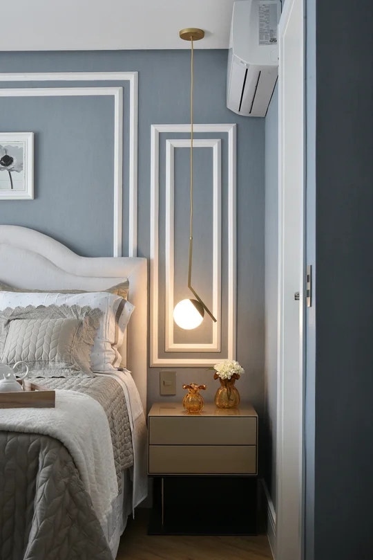 Dormitorio moderno con pared gris, cabecera blanca y lámpara colgante dorada — proyecto Apartamento DE, por Giovana Ciacco, en Guarulhos