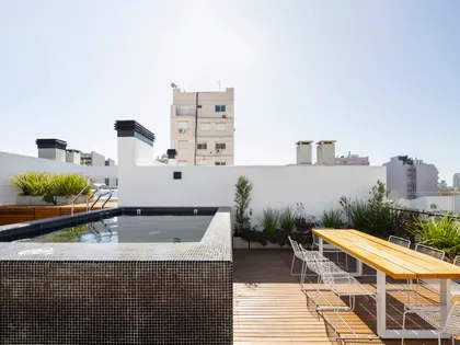 Terraza con pileta y comedor al aire libre — proyecto AER PASAJE - Arq. Juan Pedro Rubio, Ing. Agustín Cubero, por Ramiro Sosa Fotografia, en Buenos Aires