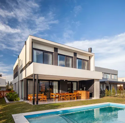 Casa moderna de dos pisos con piscina y terraza — proyecto Castaños, por GO arquitectos , en Rincón de Milberg