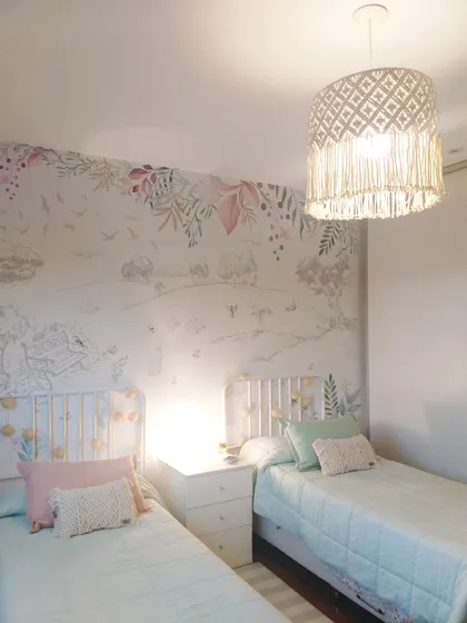 dormitorio infantil con dos camas y lámpara de macramé — proyecto Habitacion campestre niñas, por Picma Empapelados, Murales, Esmerilados, Prints ,Papeles, en Canning