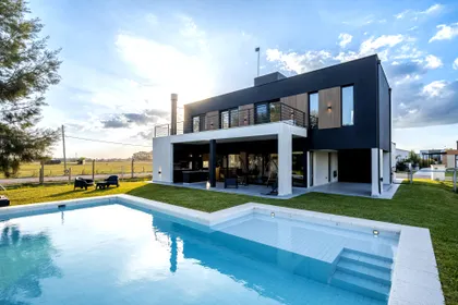 Casa moderna con piscina y deck, fachada blanca y minimalista — proyecto Casa ALM57, por EZ architects, en Canning