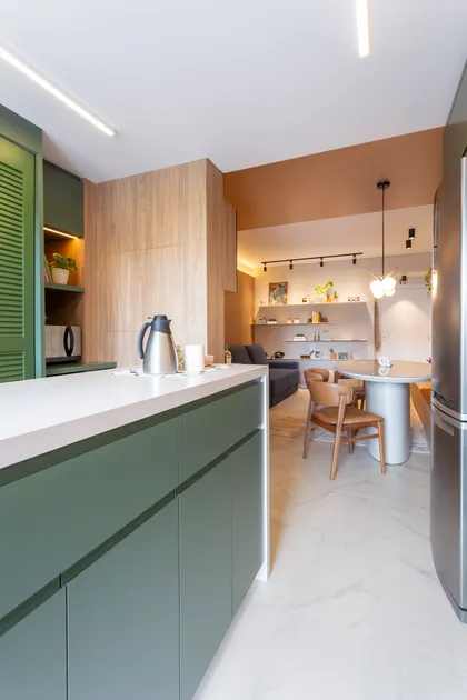 Cocina moderna con muebles verde salvia y pared terracota con vista — proyecto #ApêCoolColors, por Oficina de Morar, en Jaraguá do Sul - Barra do Rio do Cerro