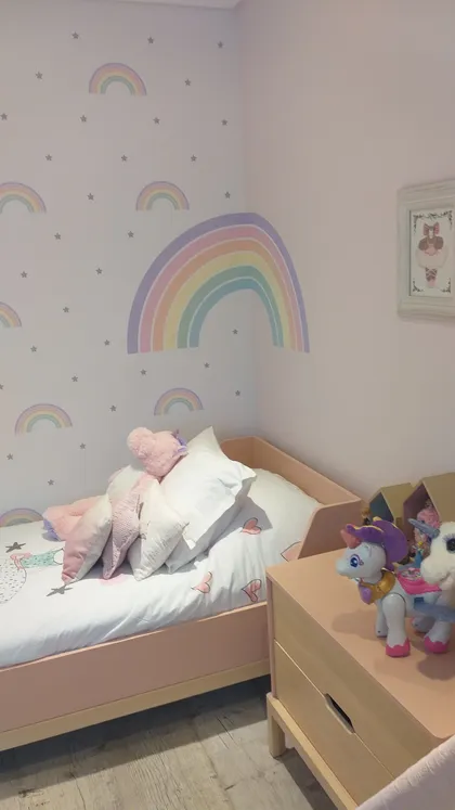 Dormitorio infantil con arcoíris pastel y unicornios — proyecto Empapelado Arco Iris, por Picma Empapelados, Murales, Esmerilados, Prints ,Papeles, en Canning