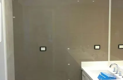 baño moderno con pared de vidrio color taupe — proyecto Crisarte vison, por Cristalcenter, en Nordelta