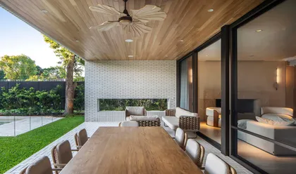 Patio moderno con techo de madera y mesa de comedor exterior — proyecto Casa Magnolia, por Estudio PK, en San Isidro