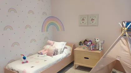 dormitorio infantil rosa con arcoiris y carpa tipi — proyecto Empapelado Arco Iris, por Picma Empapelados, Murales, Esmerilados, Prints ,Papeles, en Canning