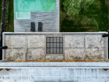Terraza moderna con piscina y deck de madera — proyecto casa la huella, por Guerrero Arquitectos, en Pinamar