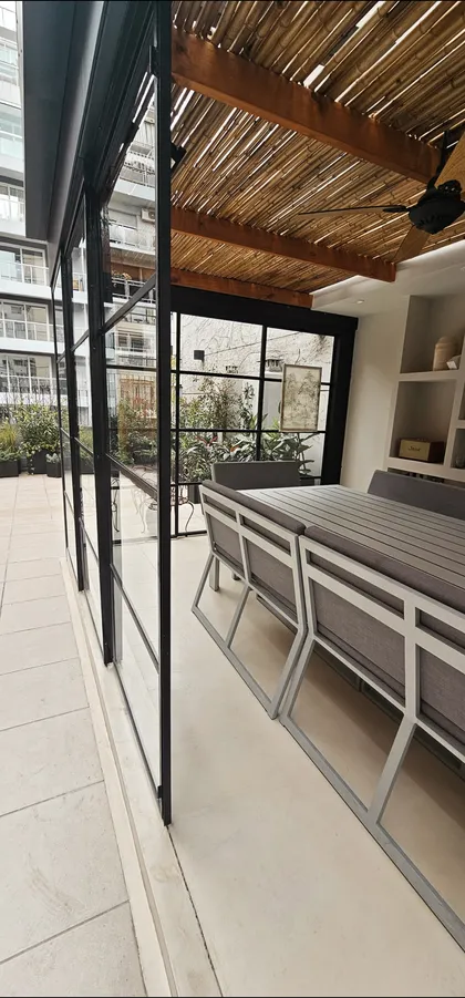 Terraza moderna con techo de bambú y mobiliario de exterior gris — proyecto Cabello, por Claraboia , en Palermo