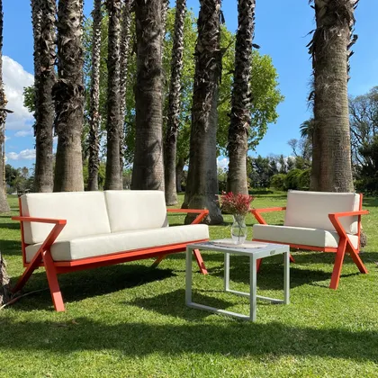patio moderno con muebles naranjas y madera — proyecto Set Living para Exterior, por Josias Faúndez, en Buenos Aires