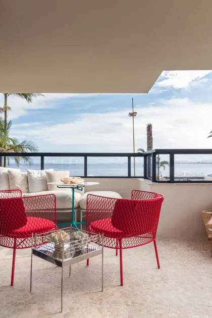Balcón moderno con sillones rojos y vista al mar — proyecto Residencial, por  Rodolfo Fontana
