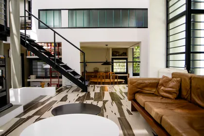 Living moderno con escalera flotante y ventanales industriales — proyecto CASA GONNET, por LEONE LORAY ARQUITECTOS, en Gonnet