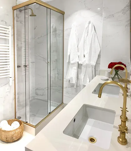 Baño de lujo con grifería dorada y doble lavabo — proyecto QUINTANA, por Estudio Cést Moi, en Recoleta